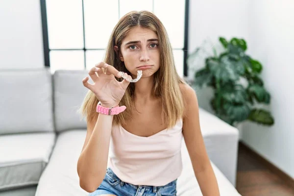 Jonge Blonde Vrouw Houdt Onzichtbare Aligner Orthodontische Depressief Zorgen Voor — Stockfoto