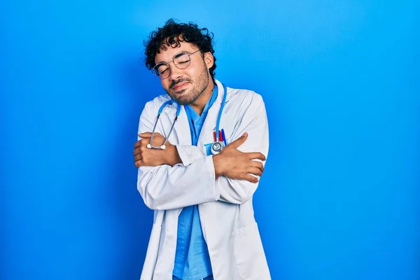 Pemuda Hispanik Yang Mengenakan Seragam Dokter Dan Stetoskop Tersenyum Bahagia — Stok Foto