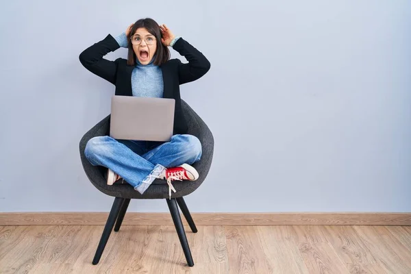 Young Hispanic Woman Sitting Chair Using Computer Laptop Crazy Scared — Stock fotografie
