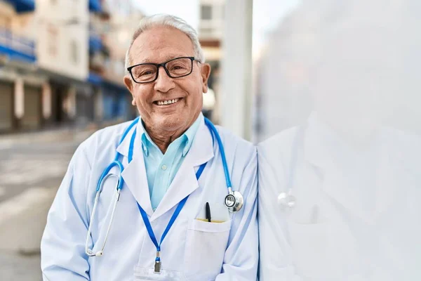 Älterer Mann Arztuniform Steht Straße — Stockfoto