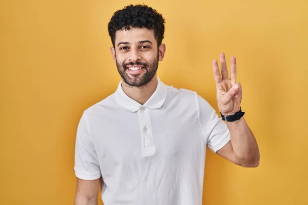 Arabische Man Staande Gele Achtergrond Tonen Wijzen Met Vingers Nummer — Stockfoto