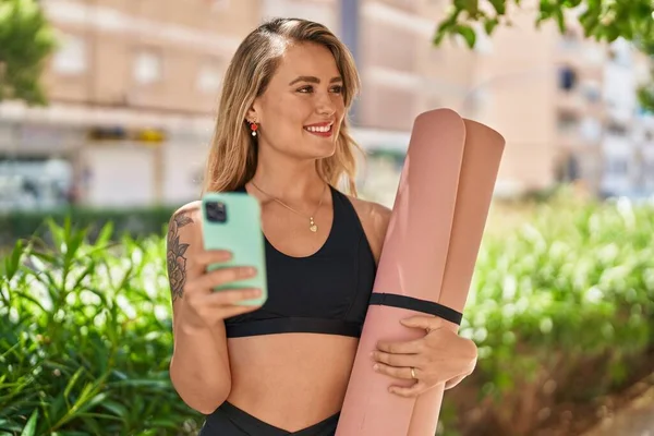 Young Woman Using Smartphone Holding Yoga Mat Park — Stock Fotó