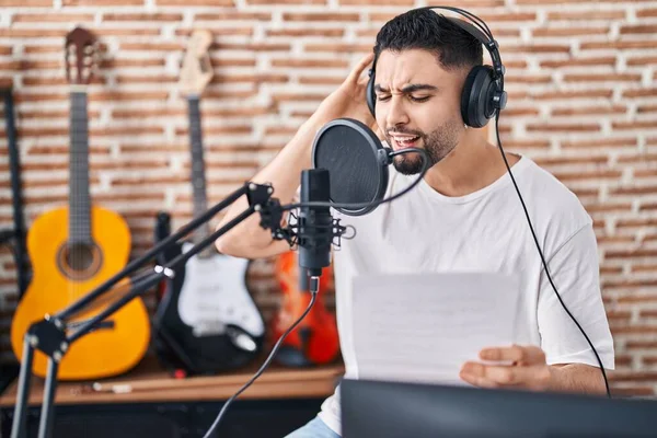 Jovem Artista Árabe Cantando Música Estúdio Música — Fotografia de Stock