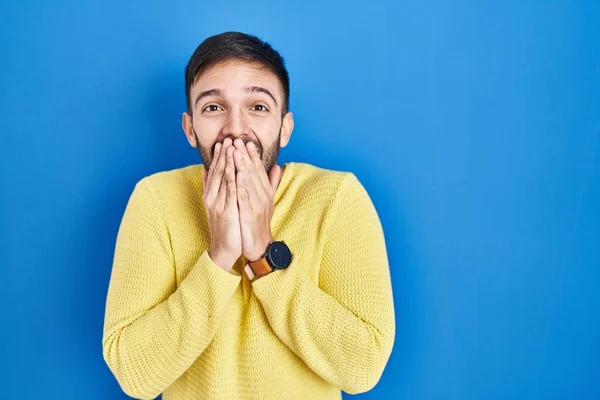 Hispanischer Mann Der Vor Blauem Hintergrund Steht Lacht Und Verlegen — Stockfoto