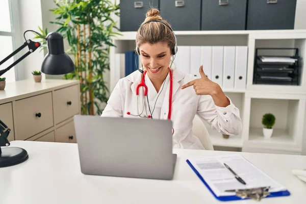 Young Doctor Woman Wearing Doctor Uniform Working Using Computer Laptop — 图库照片