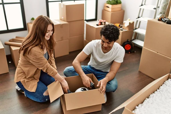 Young Couple Smiling Happy Unboxing Cardboard Box New Home — Stock Photo, Image