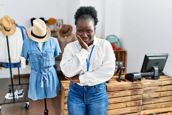 Junge Afrikanerin Die Als Managerin Einer Boutique Arbeitet Sieht Müde — Stockfoto