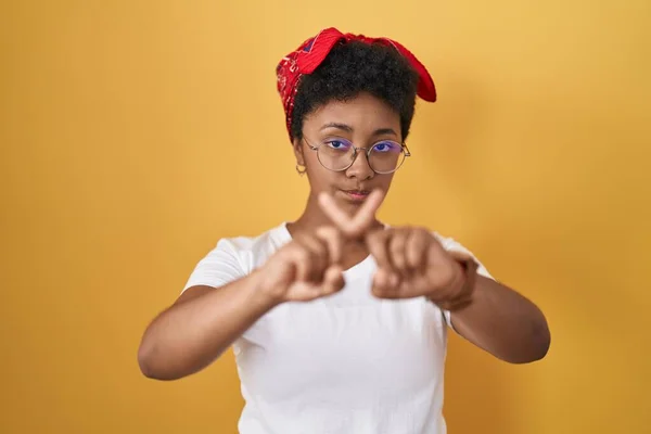 Jong Afrikaanse Amerikaanse Vrouw Staan Gele Achtergrond Afwijzing Expressie Kruisen — Stockfoto