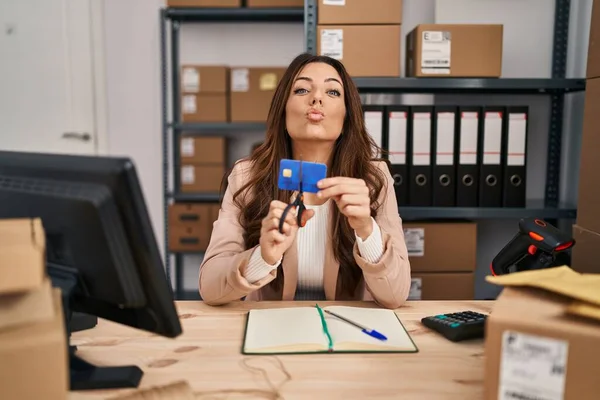 조직에서 일하는 여자가 사랑스럽고 키스를 카메라를 보면서 카드를 자르고 있습니다 — 스톡 사진