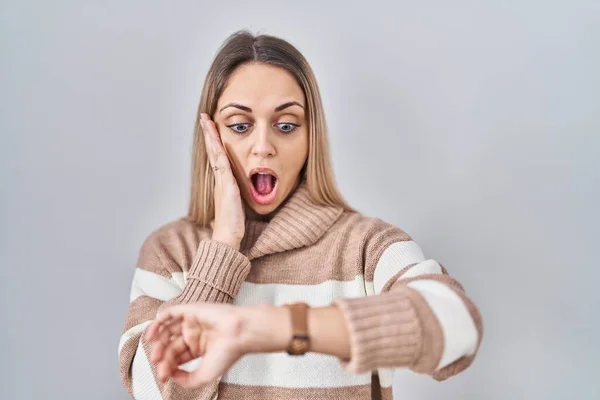 Jovem Loira Vestindo Camisola Gola Alta Sobre Fundo Isolado Olhando — Fotografia de Stock