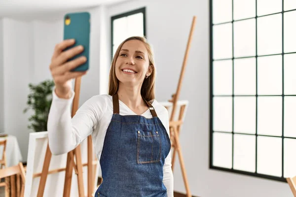 Beyaz Kadın Gülümsüyor Sanat Stüdyosundaki Akıllı Telefondan Özçekim Yapıyor — Stok fotoğraf