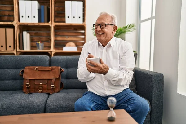 Senior Man Psychologist Smiling Confident Writing Notebook Psychology Center — Stock fotografie
