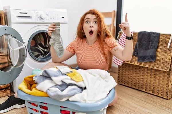 Ung Rödhårig Kvinna Sätta Smutsig Tvätt Tvättmaskin Ler Förvånad Och — Stockfoto