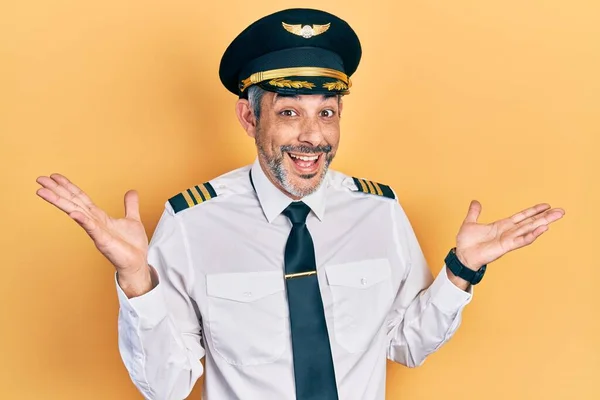 Schöner Mann Mittleren Alters Mit Grauen Haaren Flugzeugpilotenuniform Feiert Verrückt — Stockfoto