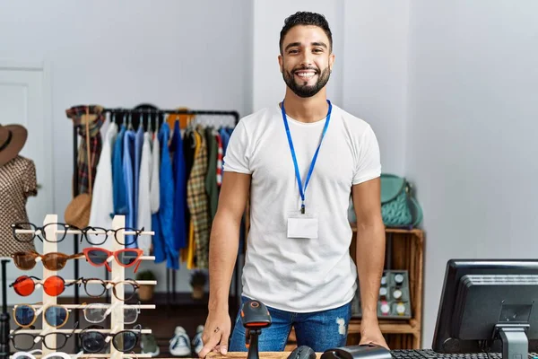 Junger Arabischer Ladenbesitzer Lächelt Selbstbewusst Und Arbeitet Bekleidungsgeschäft — Stockfoto