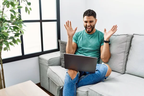 Homem Bonito Jovem Com Barba Usando Laptop Computador Sentado Sofá — Fotografia de Stock