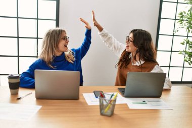 İki iş kadını el kaldırdı ve ofiste beşe vurdu..
