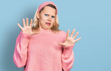 Günlük kıyafetler giyen, korku ifadesinden korkan beyaz bir kadın. El kol hareketi yapmayı kes, şok içinde bağır. panik konsepti. 