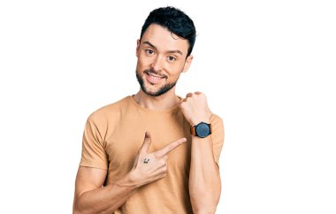 Sakallı, sıradan tişörtlü İspanyol bir adam. Aceleyle saati, sabırsızlığı ve rahat bir ifadeyle kameraya bakıyor. 