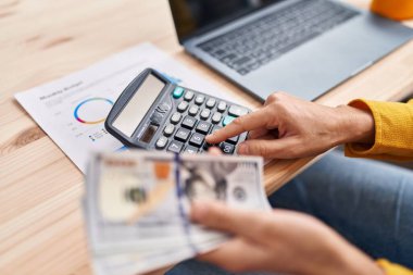 Genç kadın ecommerce iş işçisi ofiste dolar sayıyor