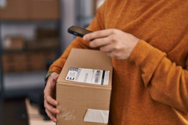 Genç İspanyol adam ecommerce iş adamı ofiste tarama paketi