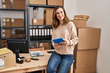 Ofiste dokunmatik ped kullanan genç bir iş kadını.