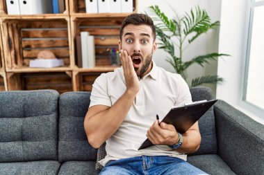 Psikoloji kliniğinde çalışan yakışıklı İspanyol bir adam. Korkuyor ve şoka uğruyor. Şaşırıyor ve şaşırıyor. 