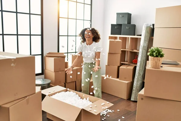 Middelbare Leeftijd Spaanse Vrouw Glimlachend Zelfverzekerd Uitpakken Doos Nieuw Huis — Stockfoto