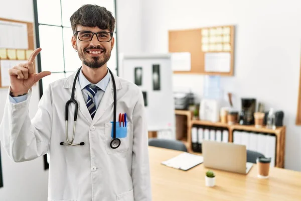 Hispanic Man Beard Wearing Doctor Uniform Stethoscope Office Smiling Confident — Foto Stock