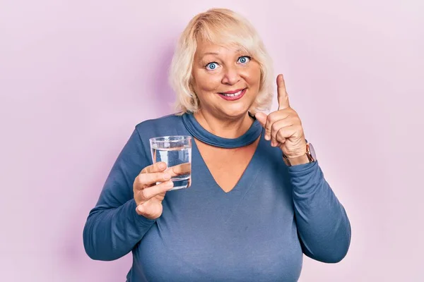 Middle Age Blonde Woman Drinking Glass Water Smiling Idea Question — Zdjęcie stockowe