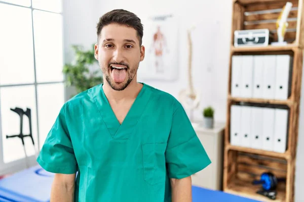 Junger Physiotherapeut Der Der Schmerzklinik Arbeitet Streckt Mit Lustiger Miene — Stockfoto