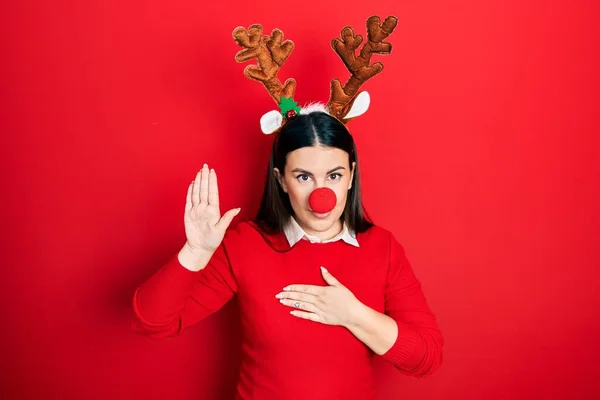 Young Hispanic Woman Wearing Deer Christmas Hat Red Nose Swearing — Photo