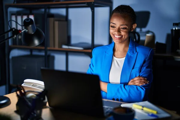 Hermosa Mujer Afroamericana Que Trabaja Oficina Por Noche Cara Feliz — Foto de Stock