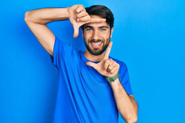 Mladý Hispánec Neformálních Šatech Usmívá Vytváří Rámeček Rukama Prsty Šťastnou — Stock fotografie