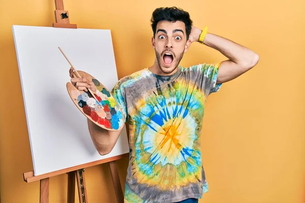 Joven Hombre Hispano Pie Dibujando Con Paleta Por Pintor Caballete —  Fotos de Stock