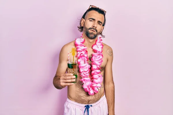 Junger Hispanischer Mann Badeanzug Und Hawaiianischem Lei Trinkt Tropischen Cocktail — Stockfoto