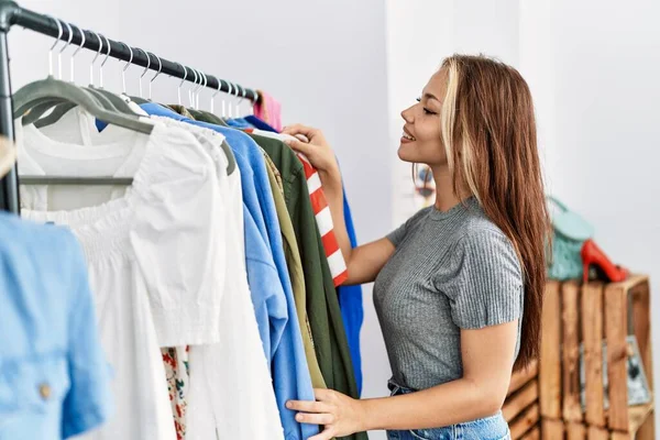 Genç Beyaz Kadın Gülümseyerek Giyim Mağazasından Kıyafet Seçiyor — Stok fotoğraf