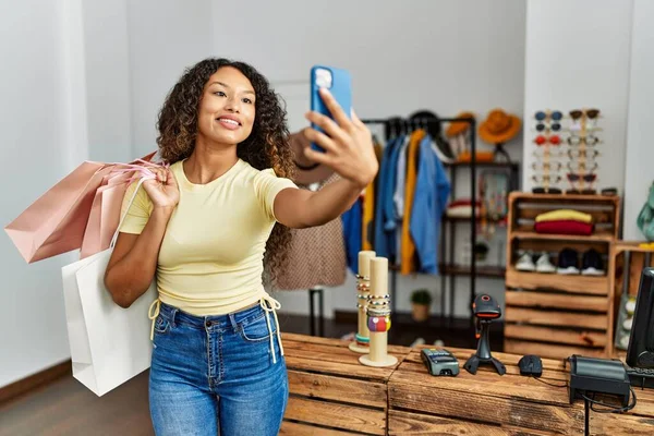 Mladý Latinsky Zákazník Žena Drží Nákupní Tašky Dělat Selfie Smartphonu — Stock fotografie