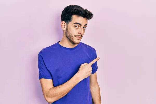 Joven Hombre Hispano Con Camiseta Casual Señalando Con Dedo Mano — Foto de Stock