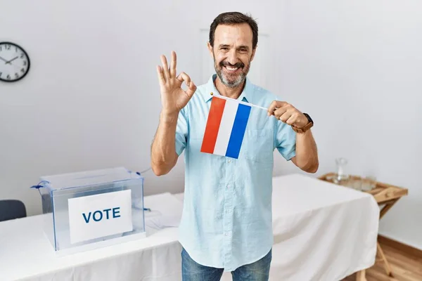 Мужчина Среднего Возраста Бородой Выборах Политическую Кампанию Держа Флаг Недерланда — стоковое фото