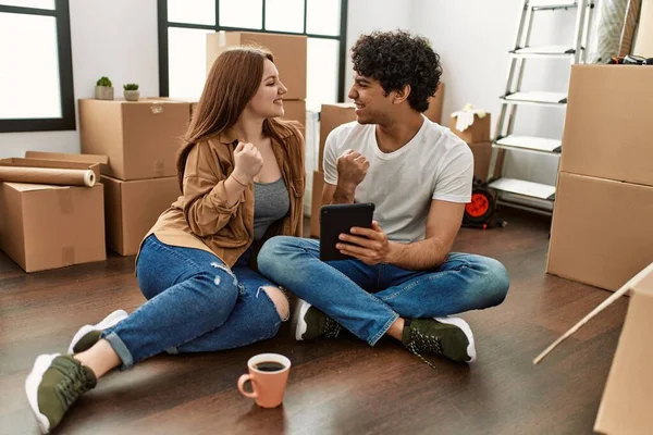 Junges Paar Lächelt Glücklich Mit Touchpad Und Trinkt Kaffee Neuen — Stockfoto