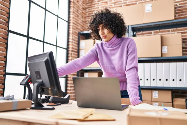 Young Middle East Woman Ecommerce Busines Worker Using Laptop Working — Zdjęcie stockowe