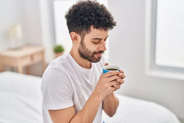 Ung Arabisk Man Dricker Kopp Kaffe Sittande Sängen Sovrummet — Stockfoto