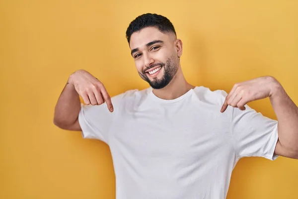 Junger Gutaussehender Mann Lässigem Shirt Vor Gelbem Hintergrund Sieht Selbstbewusst — Stockfoto