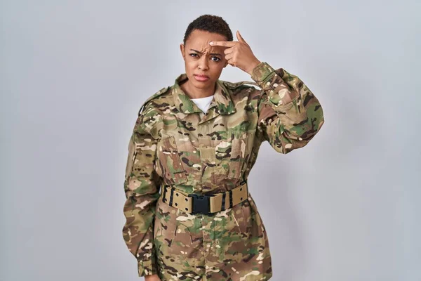 額ににきび 黒頭の醜い感染を指して不幸なカモフラージュ軍の制服を着て美しいアフリカ系アメリカ人女性 にきびや皮膚の問題 — ストック写真