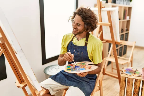 Jovem Artista Hispânico Homem Sorrindo Desenho Feliz Estúdio Arte — Fotografia de Stock