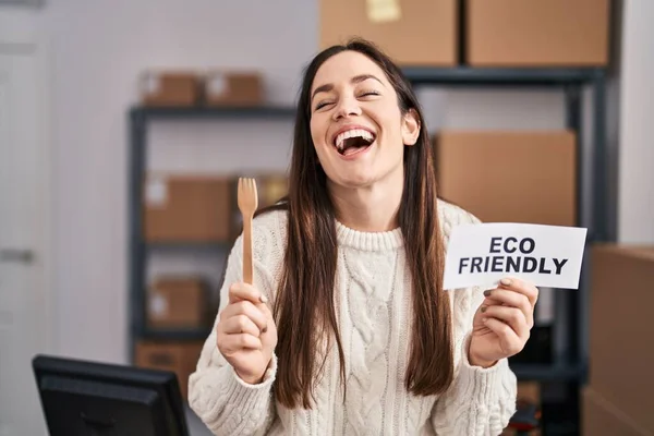 Junge Brünette Frau Die Umweltfreundlichen Commerce Arbeitet Lächelt Und Lacht — Stockfoto