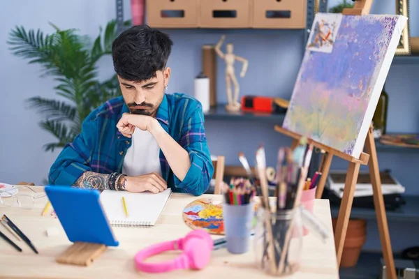 Young Hispanic Man Artist Using Touchpad Drawing Art Studio — Foto de Stock