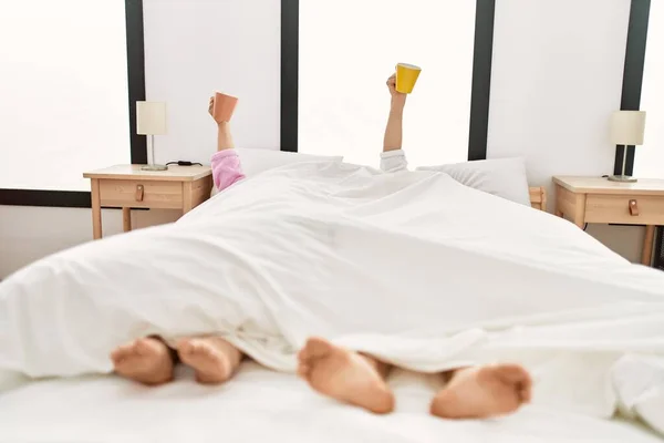 Egy Fiatal Spanyol Házaspár Fekszik Ágyon Hálószobában Felnevelt Bögrével — Stock Fotó