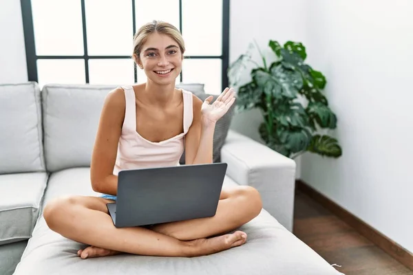 Genç Sarışın Kadın Evinde Dizüstü Bilgisayar Kullanıyor Kanepede Oturuyor Gülümsüyor — Stok fotoğraf